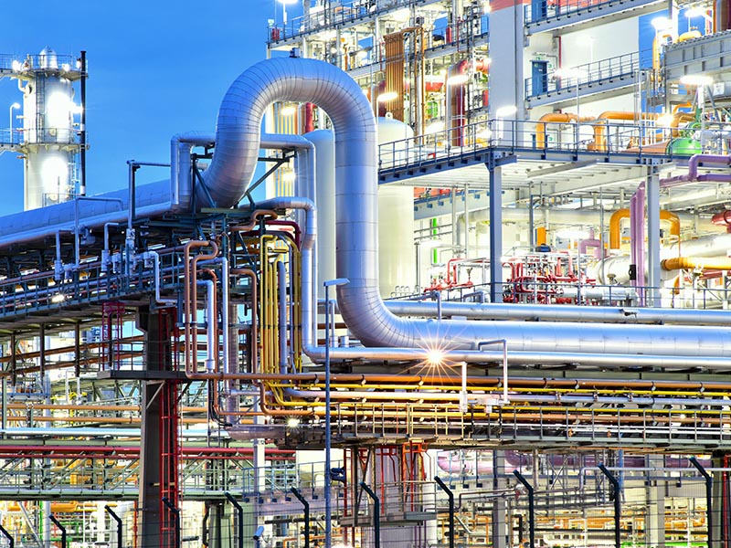 Rohrleitungen und Anlagenteile einer Industrieanlage